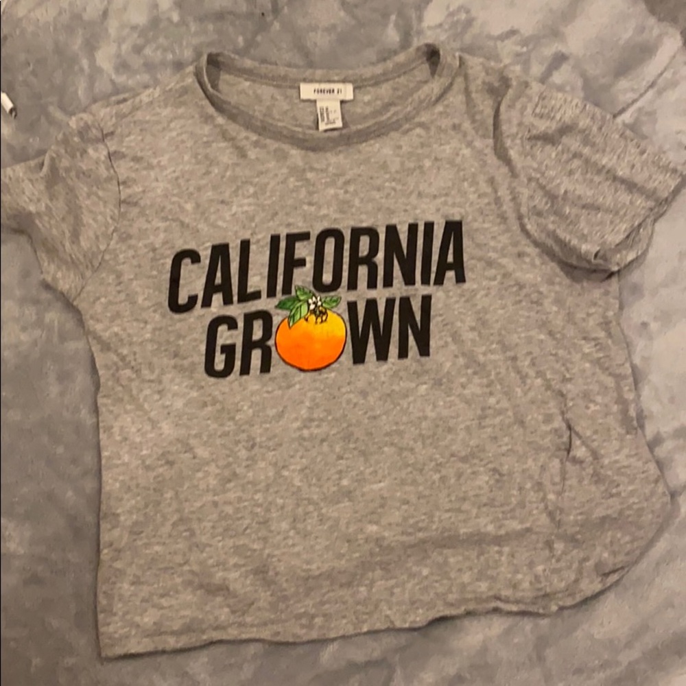 gray t shirt